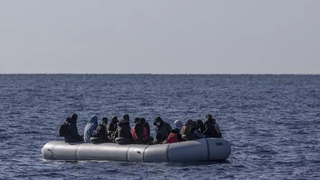 Migrantes en una lancha neumática