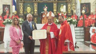 Ramón Tallaj, recibiendo la medalla papal "Pro Ecclesia et Pontifice"