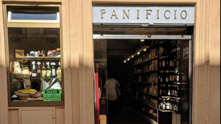 Fachada de la histórica panadería 'pontificia'