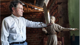 Joseba Segura, con una imagen san Francisco Javier en Mashumbuko