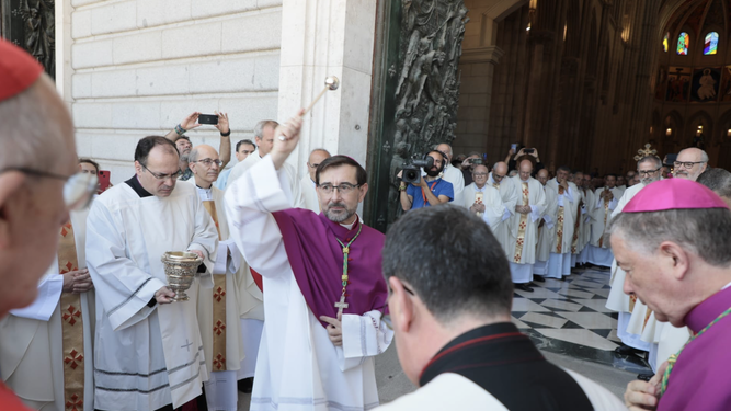 José Cobo, a la entrada a la catedral de la Almudena