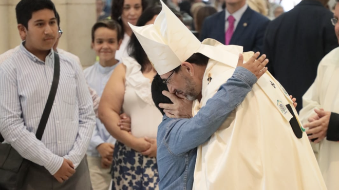 Cobo abraza