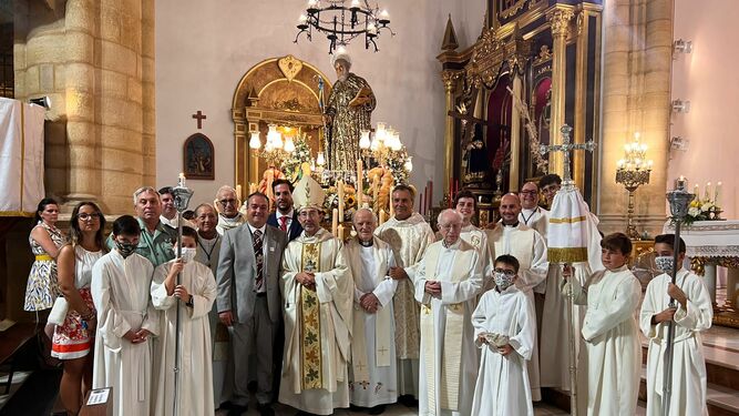 José Cobo y su tío César en la parroquia de Sabiote, el pueblo natal de ambos