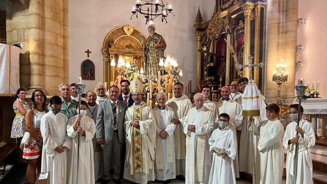 José Cobo y su tío César en la parroquia de Sabiote, el pueblo natal de ambos