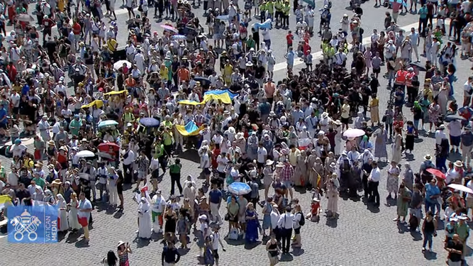 Fieles en la plaza de San Pedro con la bandera de Ucrania