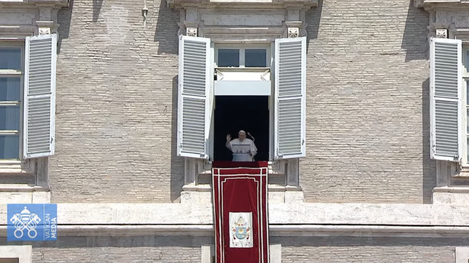 Francisco saluda desde el balcón del Palacio Apostólico