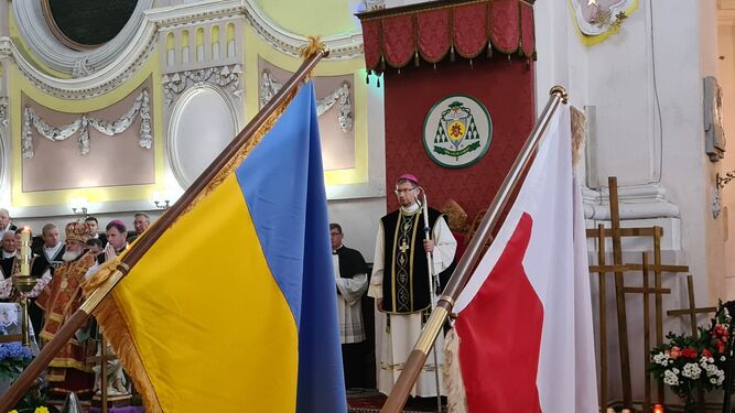 Las banderas de Ucrania y Polonia, unidas