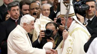 Francisco y Benedicto XVI en la basílica De San Pedro