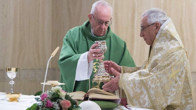 Francisco y el patriarca Youssef concelebran la misa