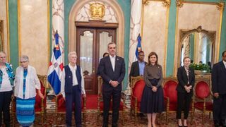 Presidente de República Dominicana condecora a tres monjas por su labor educativa