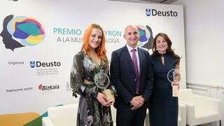 Sara García, Asier Perallos y María José Escalona durante la entrega