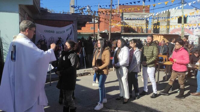 García Cuerva dando la comunión