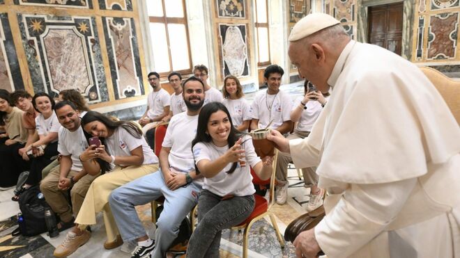 Francisco compartió un mate con la juventud argentina