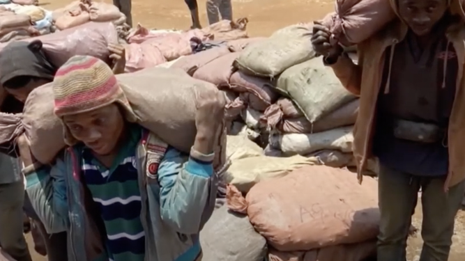 Niños trabajando en las minas de cobalto en RD Congo
