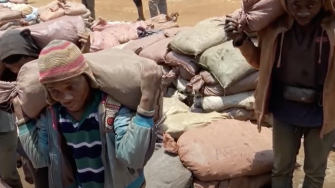 Niños trabajando en las minas de cobalto en RD Congo