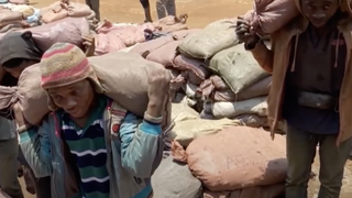 Niños trabajando en las minas de cobalto en RD Congo