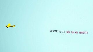 'Benedicto no ha abdicado': el mensaje de una avioneta que surca el cielo de Roma