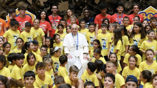 Francisco, rodeado de los niños del campamento de verano