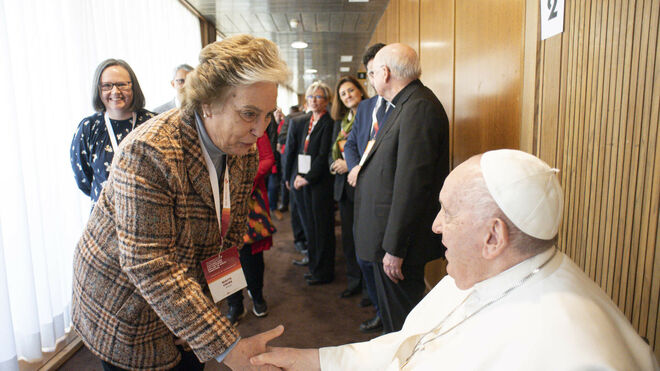 Maite Uribe, directora de la institución Teresiana, saluda al papa Francisco