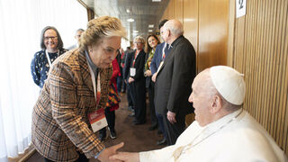Maite Uribe, directora de la institución Teresiana, saluda al papa Francisco
