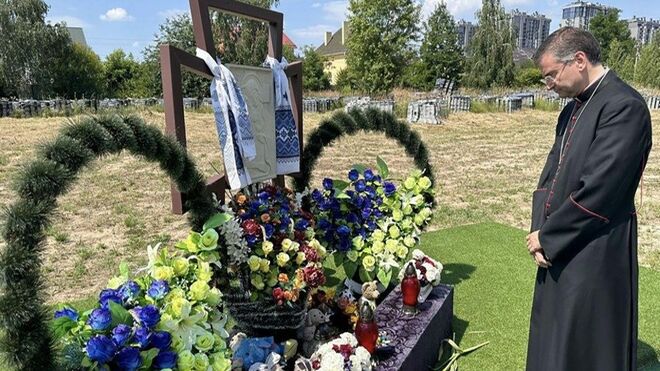 Américo Aguiar reza en Bucha por las víctimas de la masacre