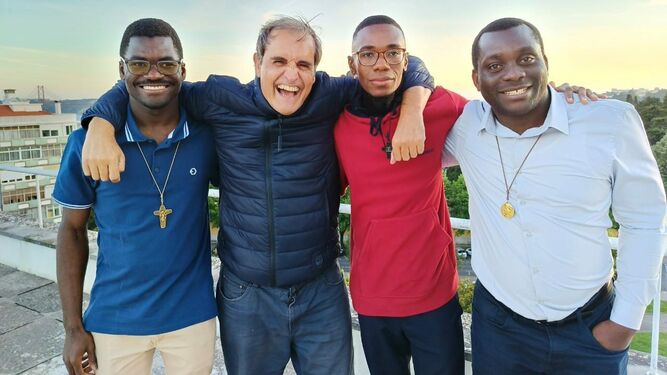 El Padre Lasarte con tres misioneros angoleños enviados a Portugal