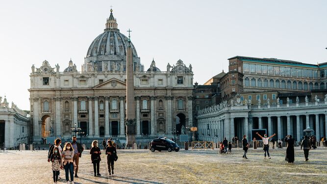 Turistas en la plaza de San Pedro