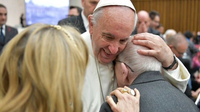 El Papa abraza a unos abuelos