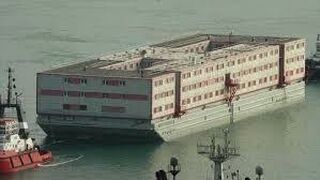 Vista del barco prisión a su llegada a puerto