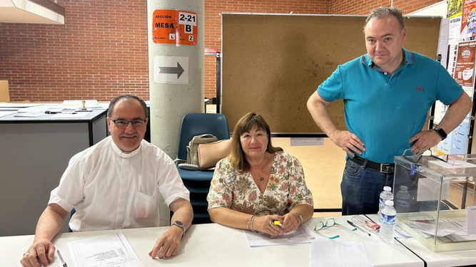 El obispo de La Rioja, de vocal en la mesa electoral