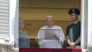 El Papa con una abuela y un nieto