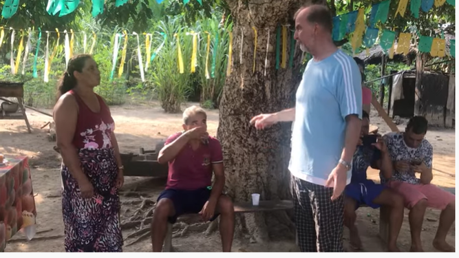 Dom Norberto, visitando una comunidad en la selva