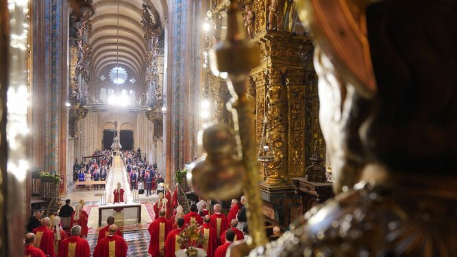Vista de la ceremonia en la catedral de Santiago desde la perspectiva que se tiene desde la estatua del Apóstol