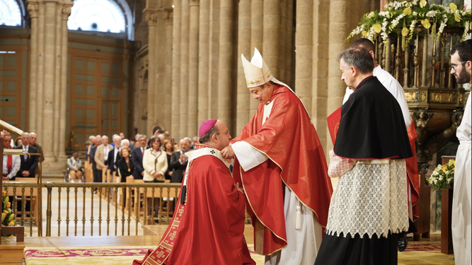 El nuncio impone el palio arzobispal a Francisco Prieto al inicio de la ceremonia de ofrenda al Apóstol este 25 de julio de 2023