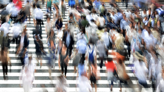 Personas cruzando un paso de peatones