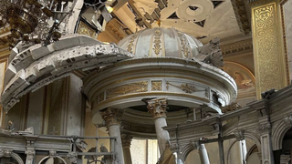 Interior de la catedral de Odesa tras el bombardeo ruso