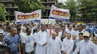 El arzobispo Andrews Thazhath en una protesta