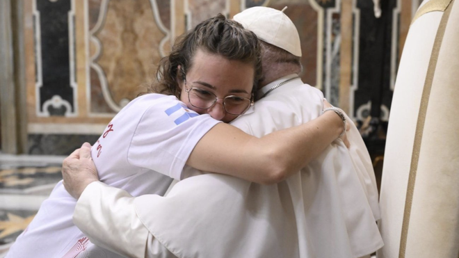 Papa abraza a una joven