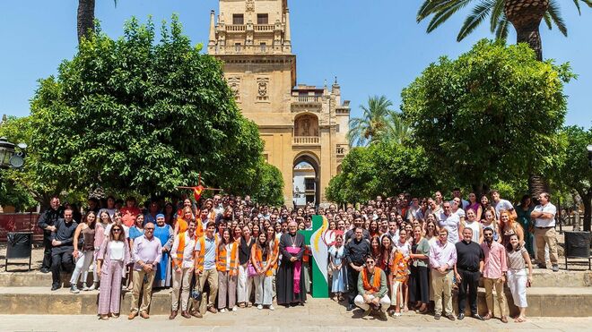 Demetrio Fernández con los jóvenes cordobeses que participan en la JMJ de Lisboa