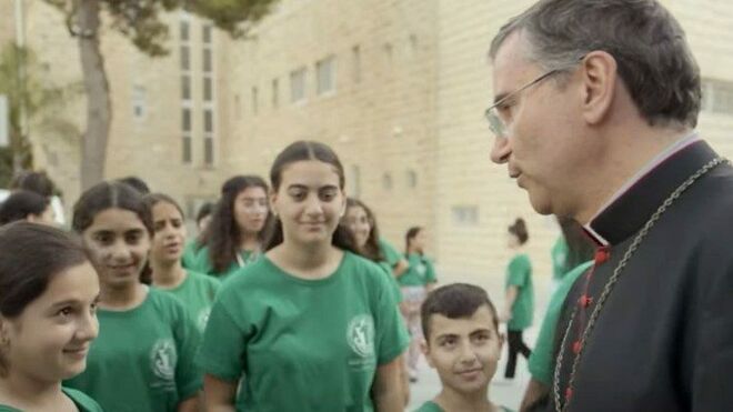 Monseñor Americo Aguiar junto a algunos jóvenes en Tierra Santa.