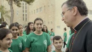 Monseñor Americo Aguiar junto a algunos jóvenes en Tierra Santa.