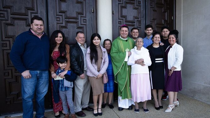 El obispo Evelio, con su familia el día de su ordenación