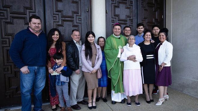 El obispo Evelio, con su familia el día de su ordenación