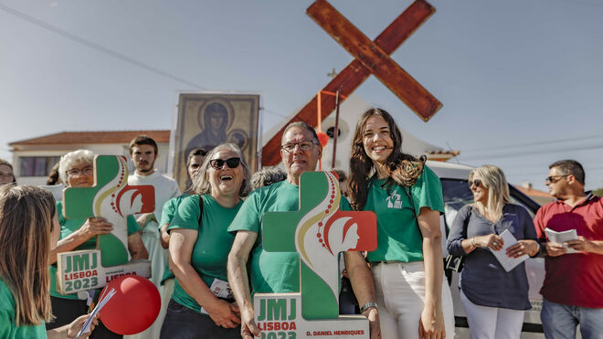 Peregrinos portugueses con los símbolos de la JMJ de Lisboa