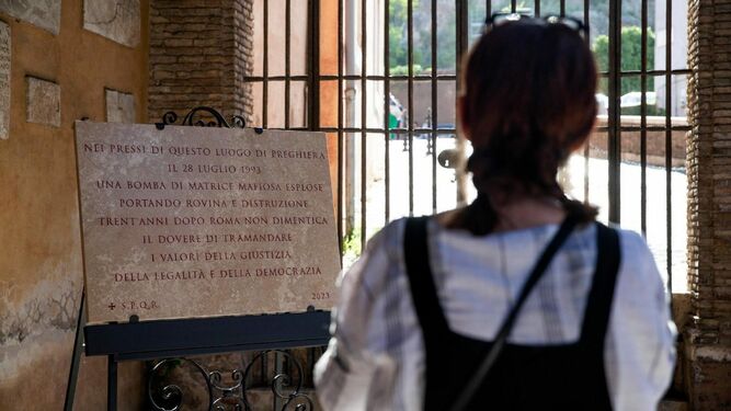 Un letrero colocado en iglesia de San Jorge en Velabro recuerda los atentados de la mafia en Roma