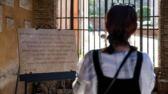 Un letrero colocado en iglesia de San Jorge en Velabro recuerda los atentados de la mafia en Roma