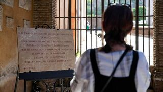 Un letrero colocado en iglesia de San Jorge en Velabro recuerda los atentados de la mafia en Roma