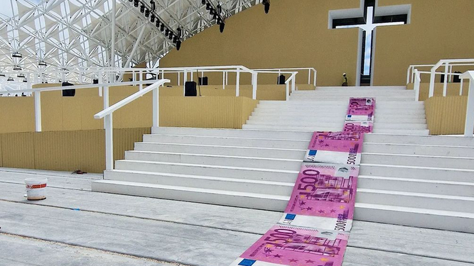 El "paseo de la vergüenza", instalado en el altar de la JMJ por Bordalo II