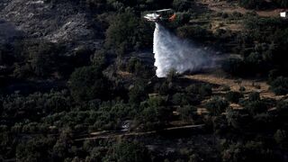 Un helicóptero lucha contra los incendios en Grecia
