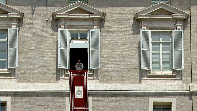 Francisco se asoma al balcón del palacio apostólico